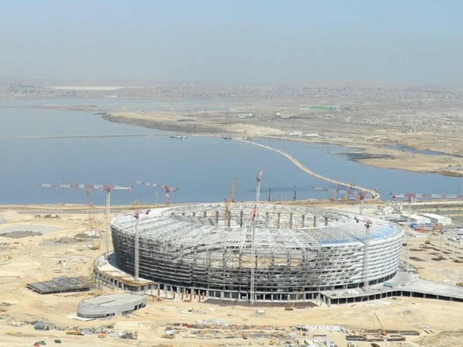 Stadion in Baku mit dem Deich im Hintergrund