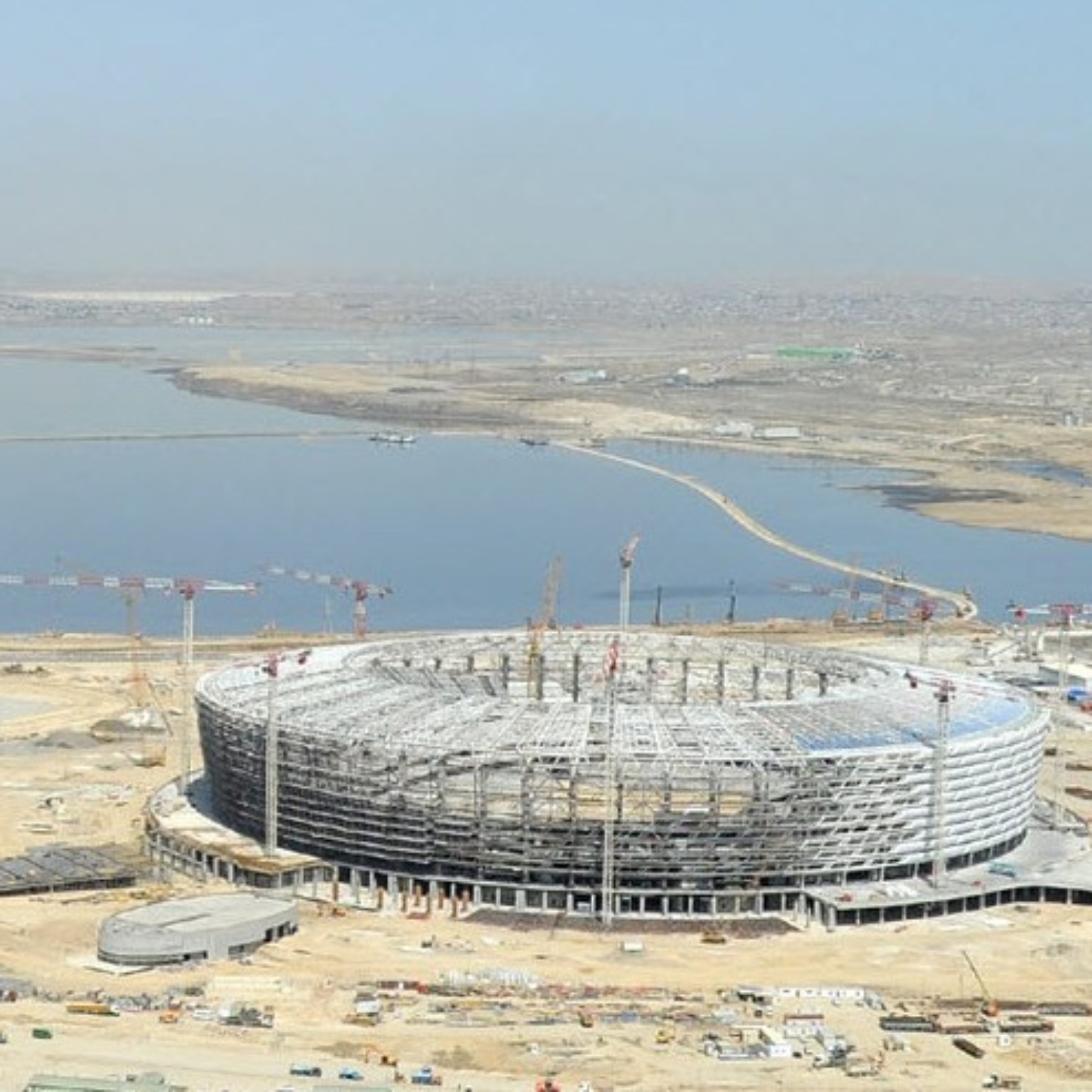 Stadion in Baku met de dijk in de achtergrond