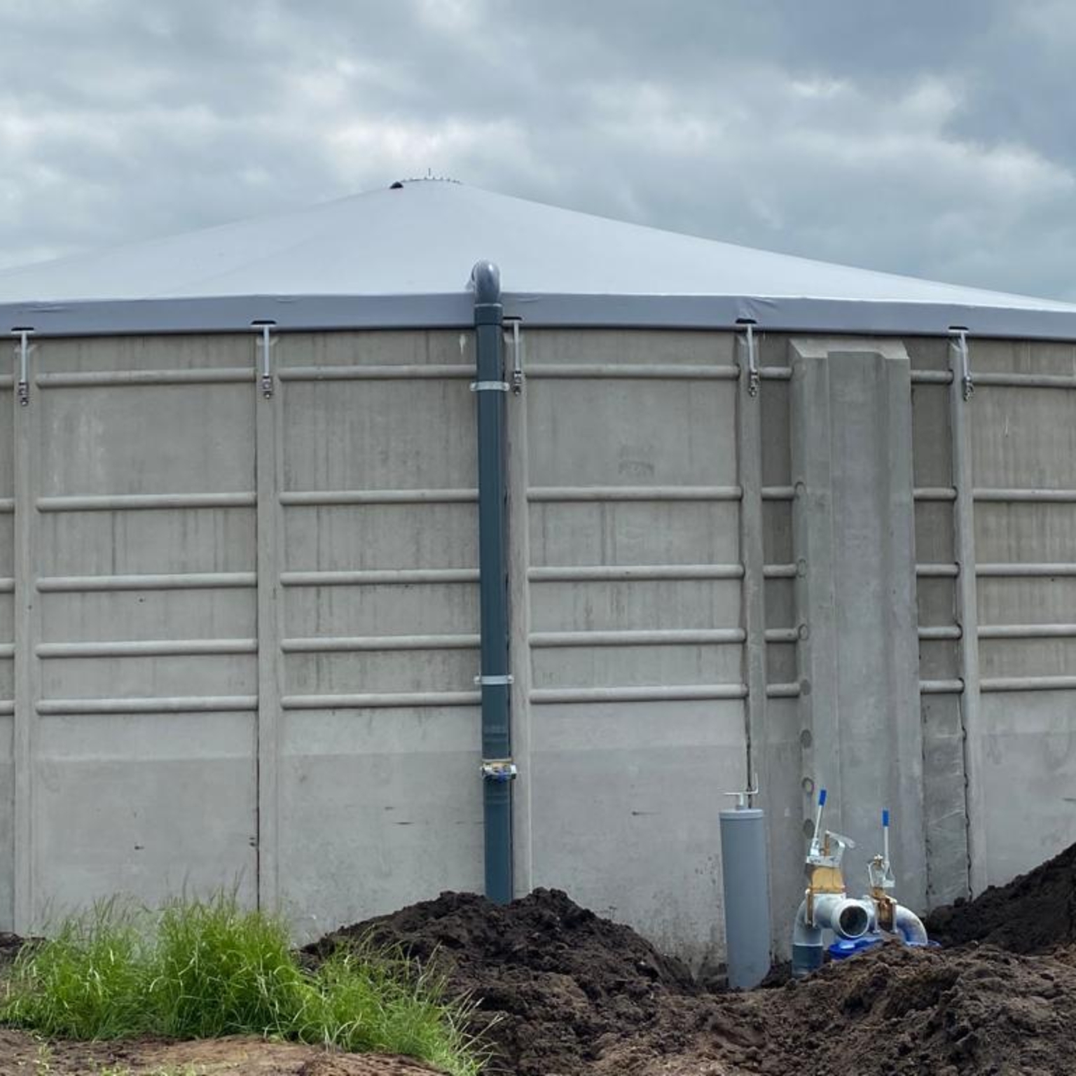 Brand Melkveebedrijf Beton Silo