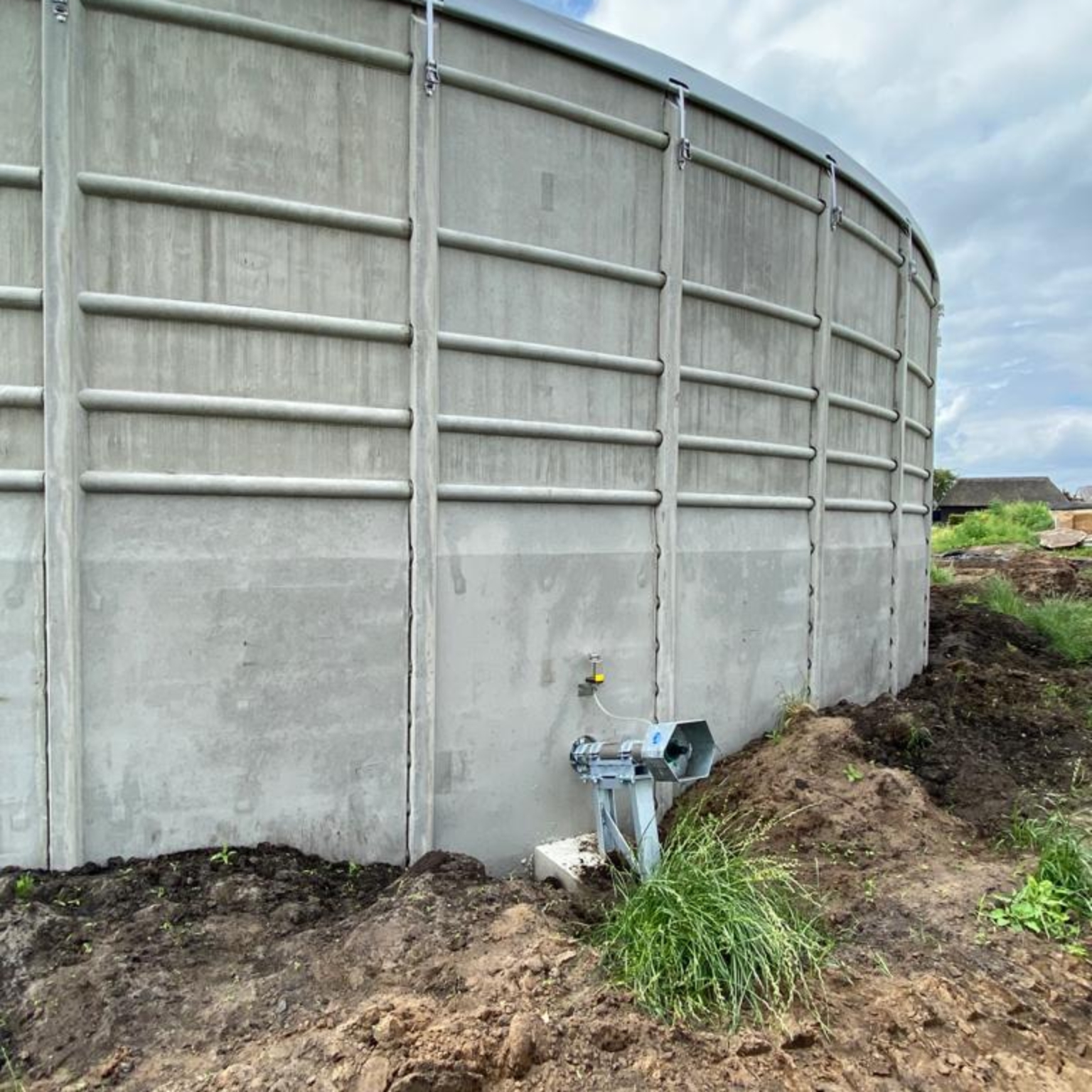 Concrete silo with mixer