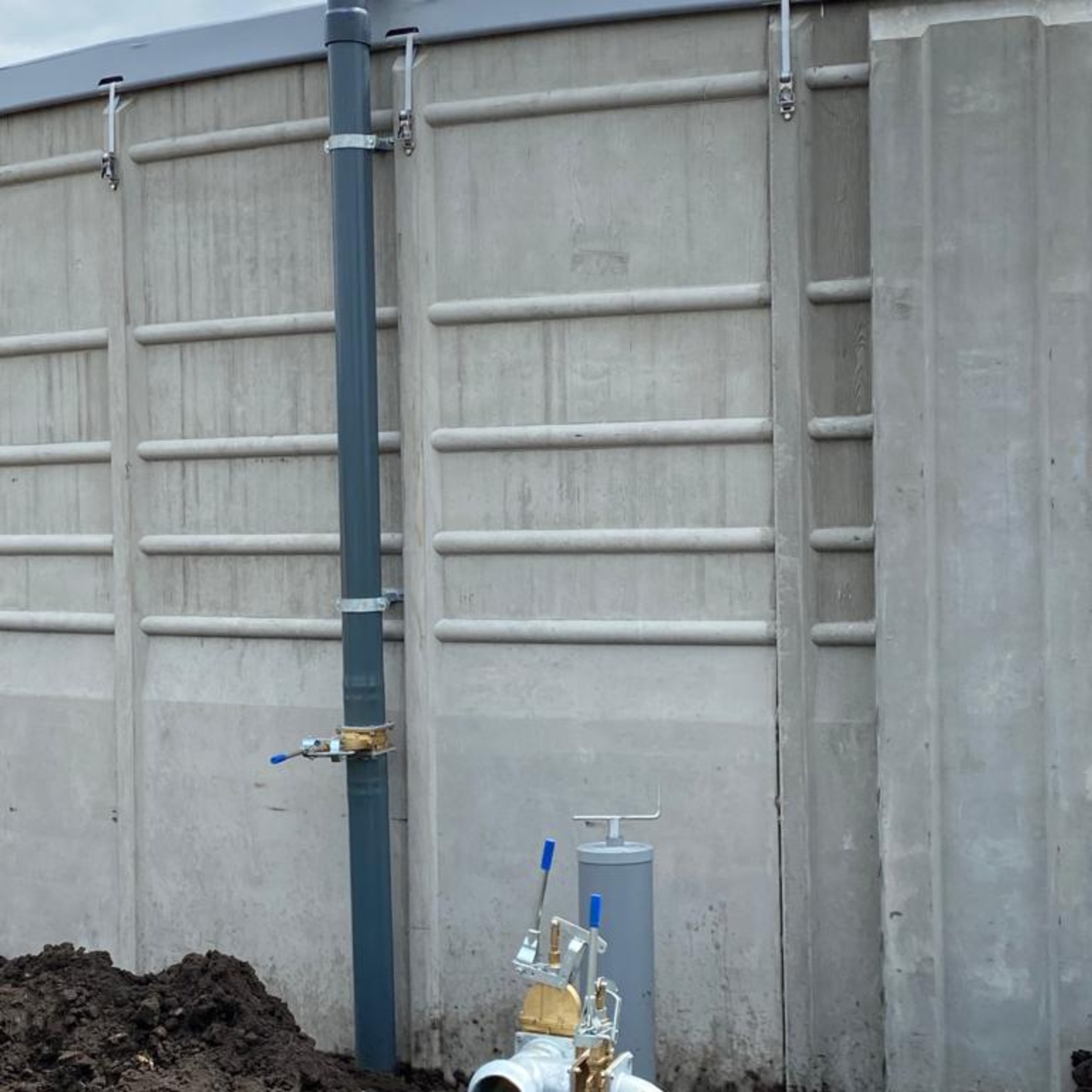 Concrete silo with slurry pump