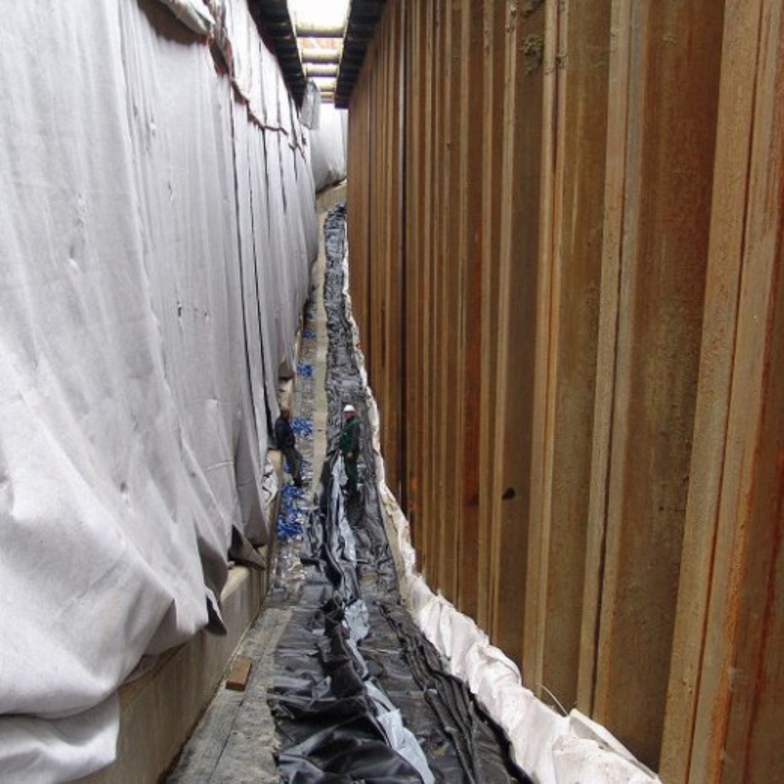 Installation of membrane construction