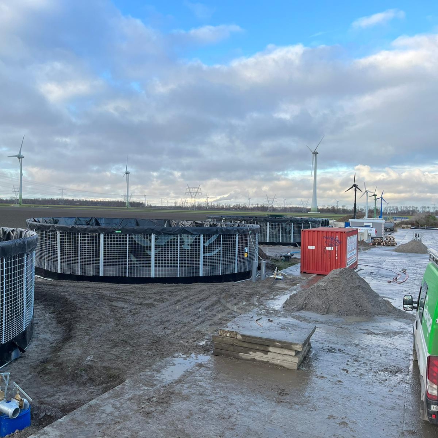 Silos à lisier avec un bus Genap en vue