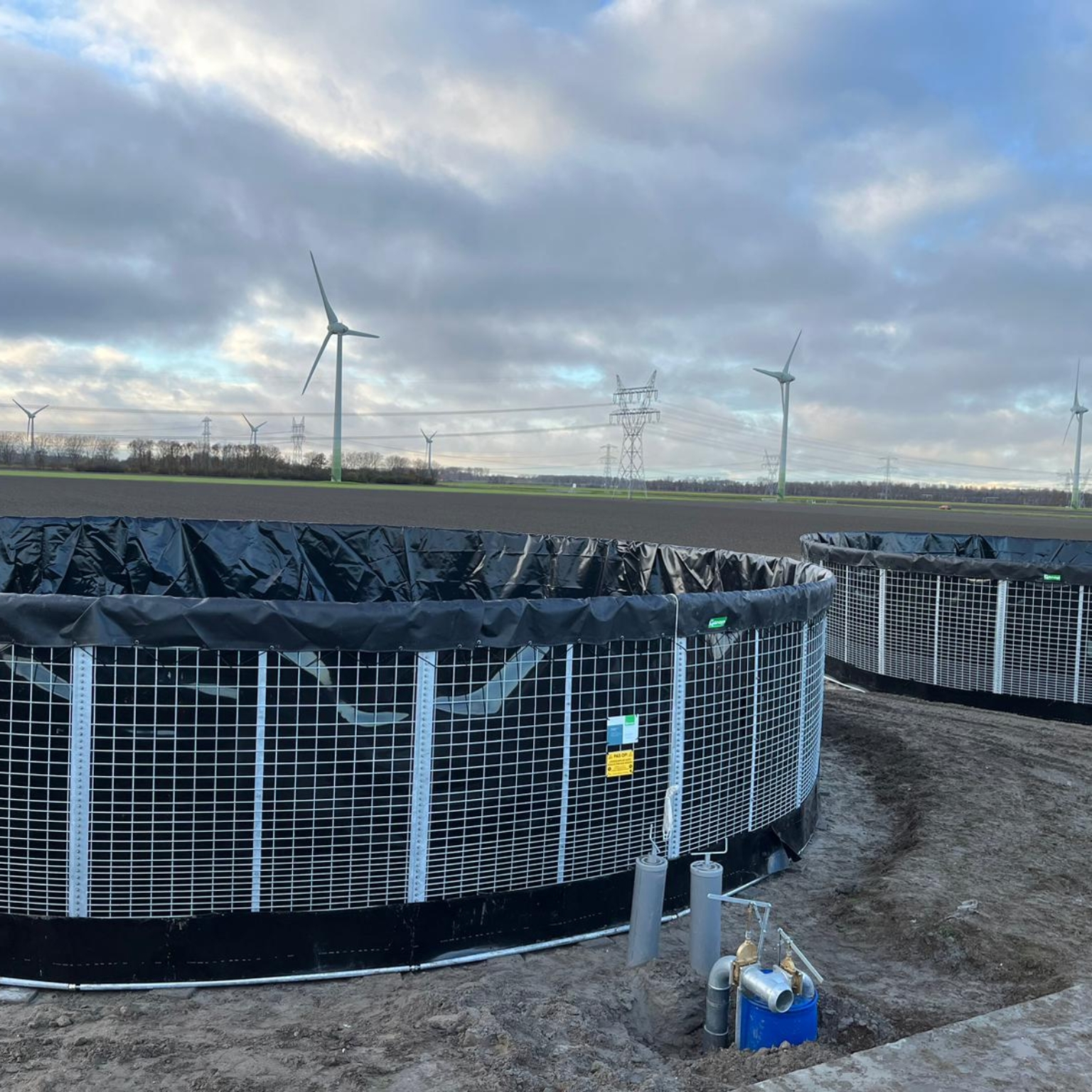 WUR slurry silos with pump in view