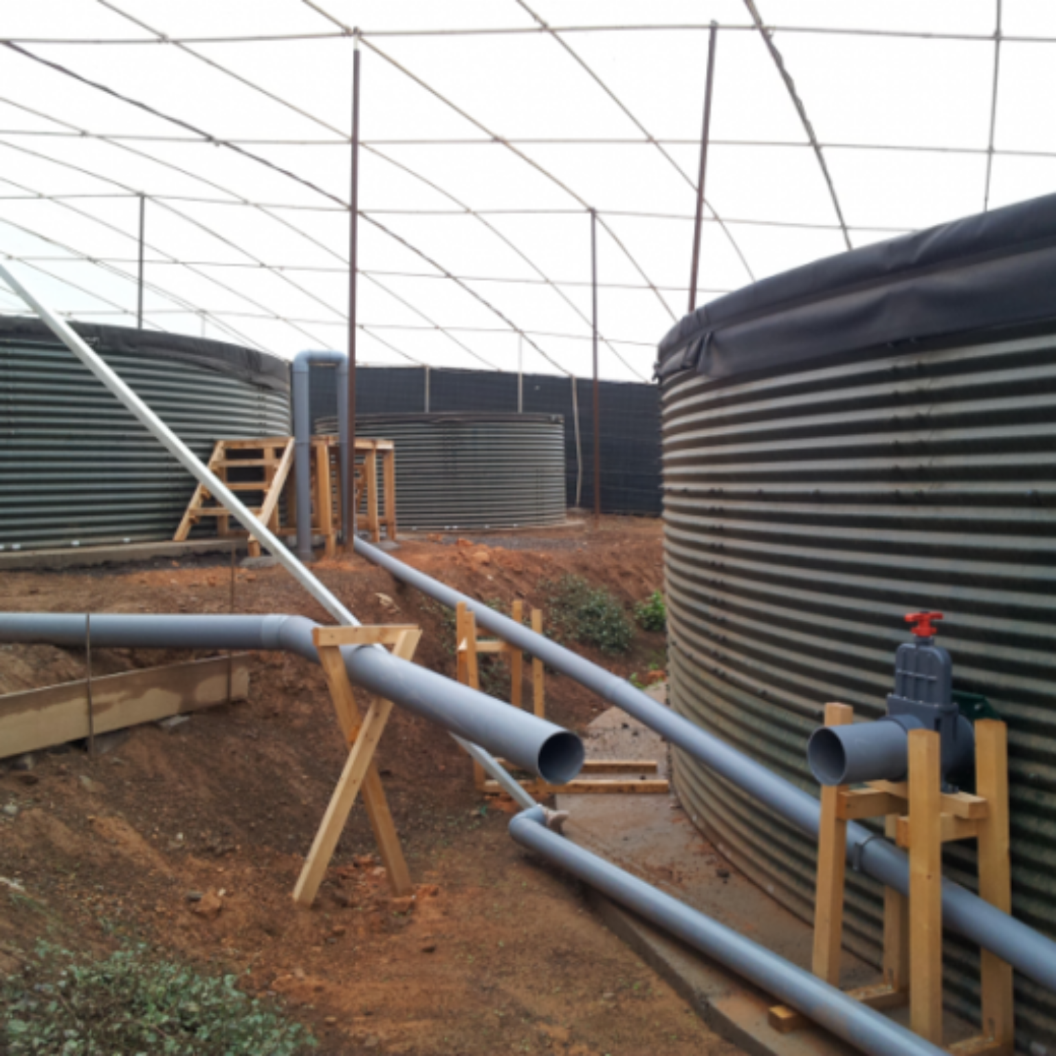 Wasserleitungen bei Wassersilos