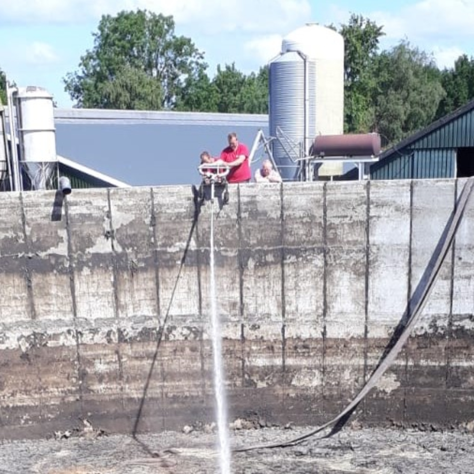 Cleaning of concrete silo