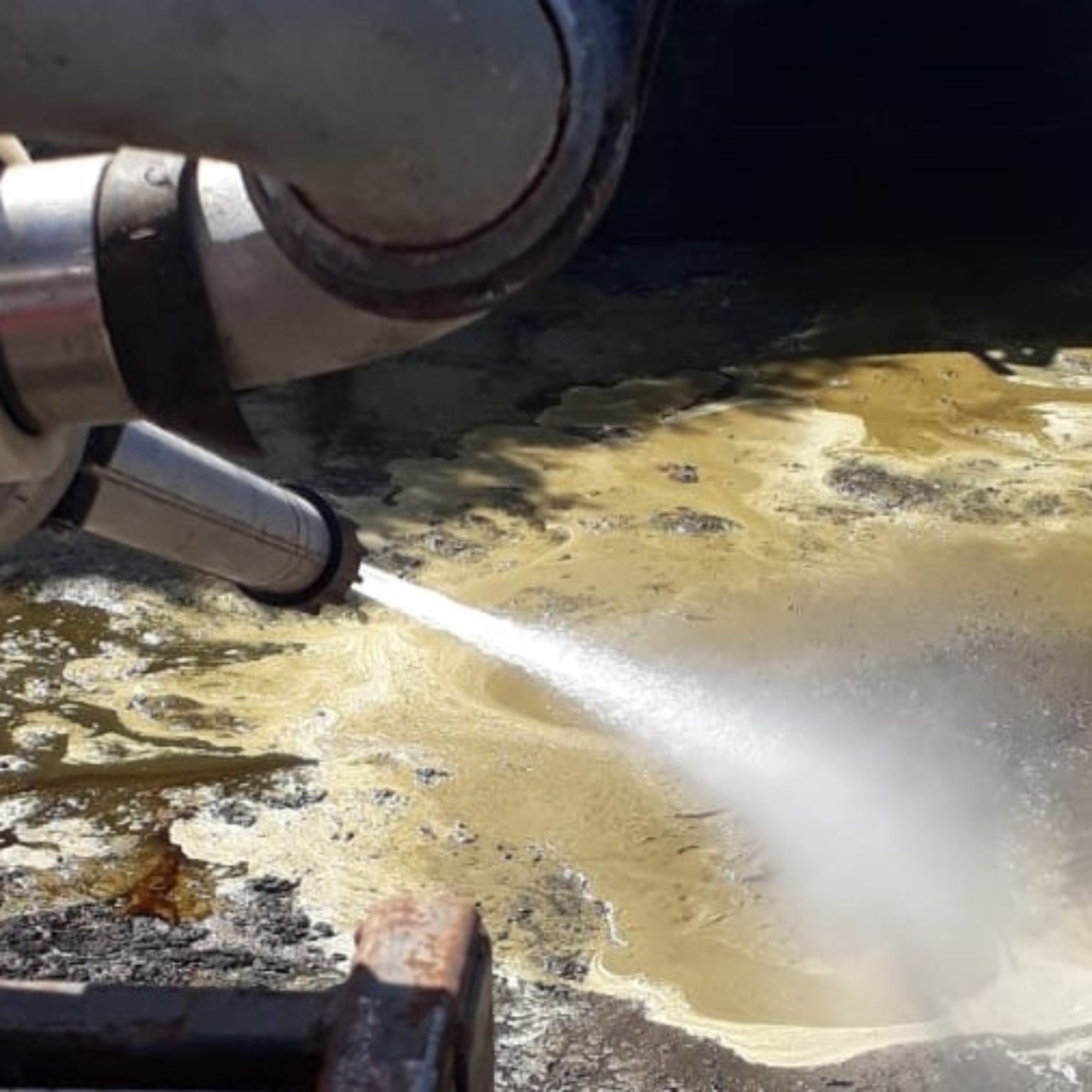 Cleaning with a high-pressure washer