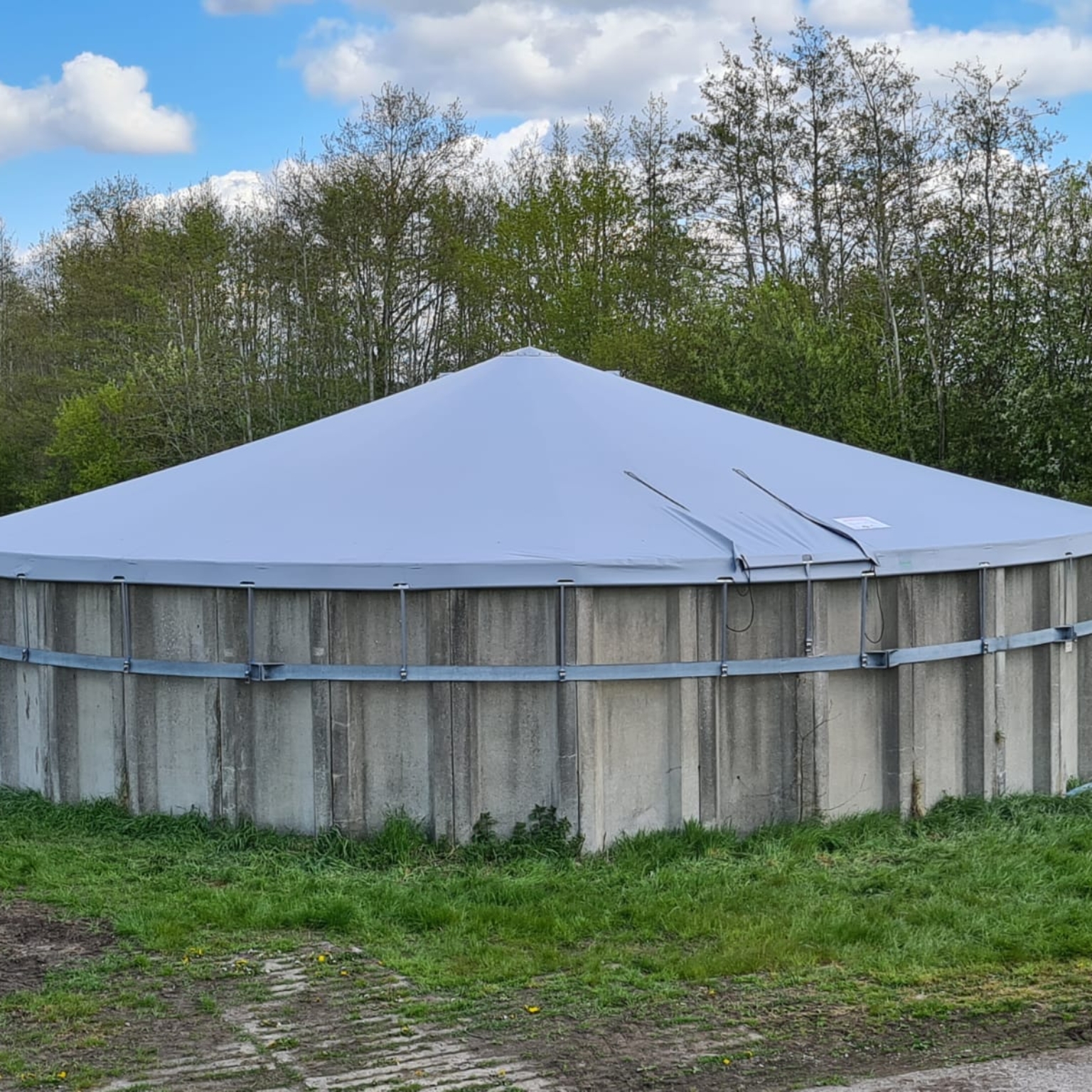 Spankap Op Betonnen Mestsilo