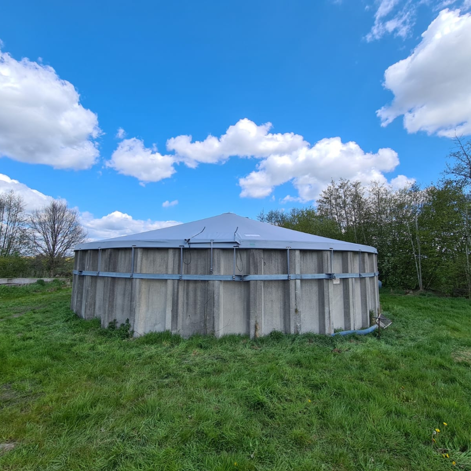 Voltooide betonnen mestsilo met spankap