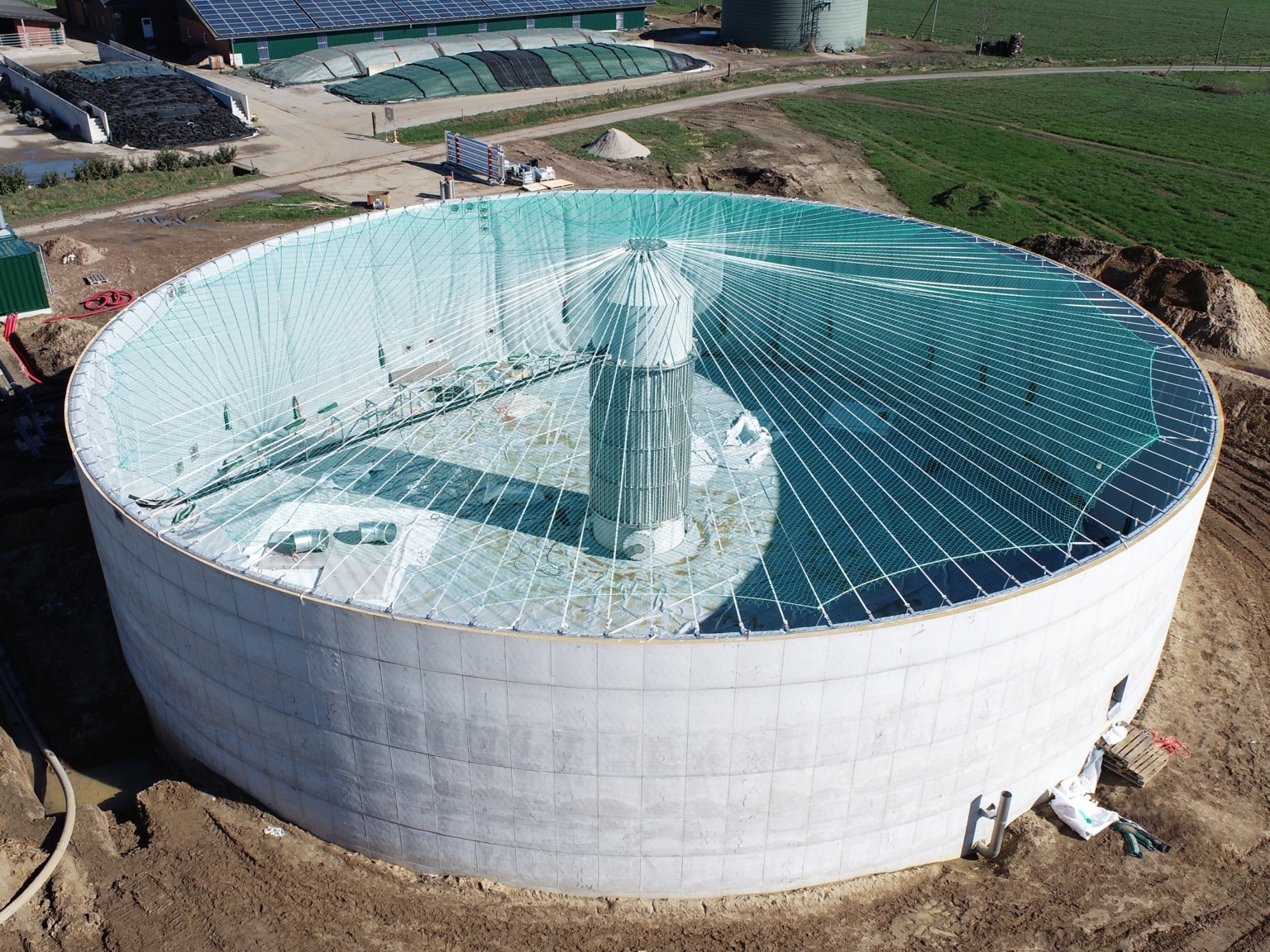 Liner in biogas tank with substructure for double membrane cover