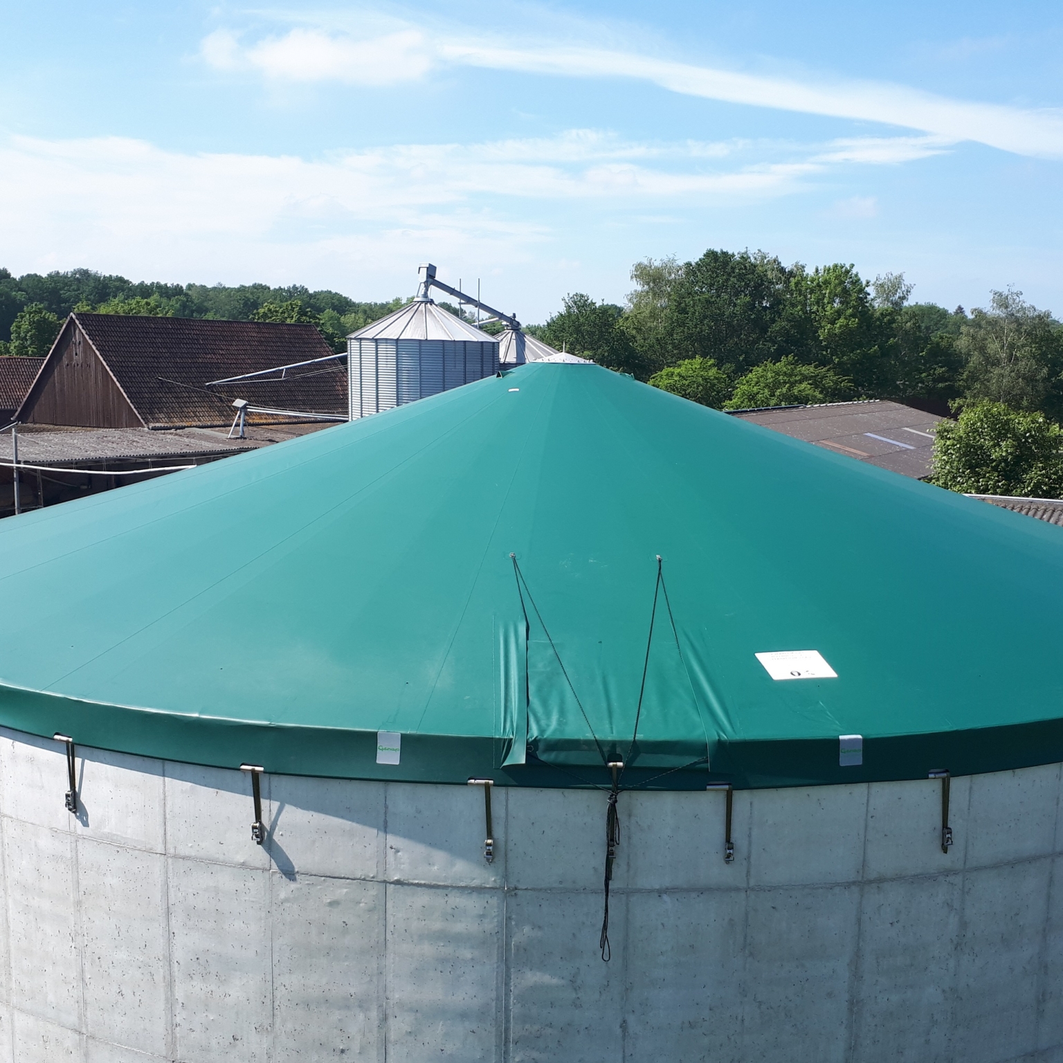 Spankap op hoge betonnen silo