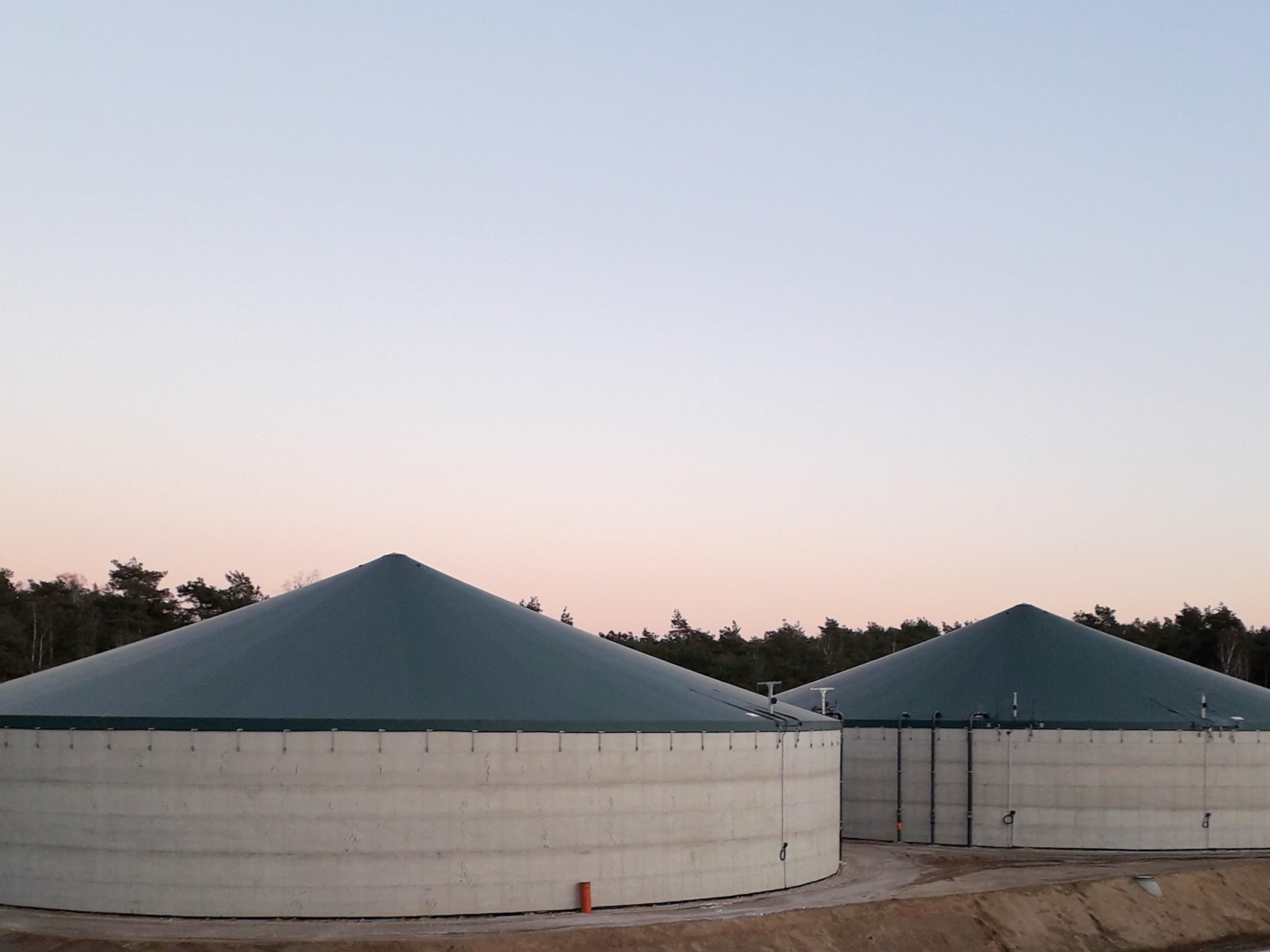 Two tensioned covers on concrete silos