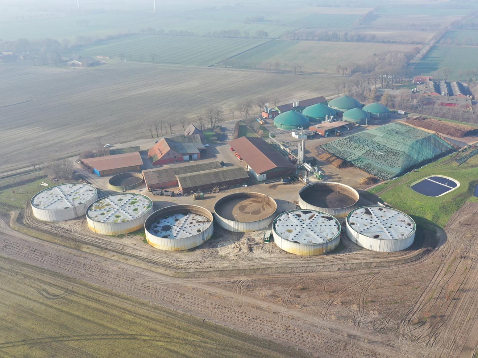 Luchtfoto van vijf biogas drijfkleden