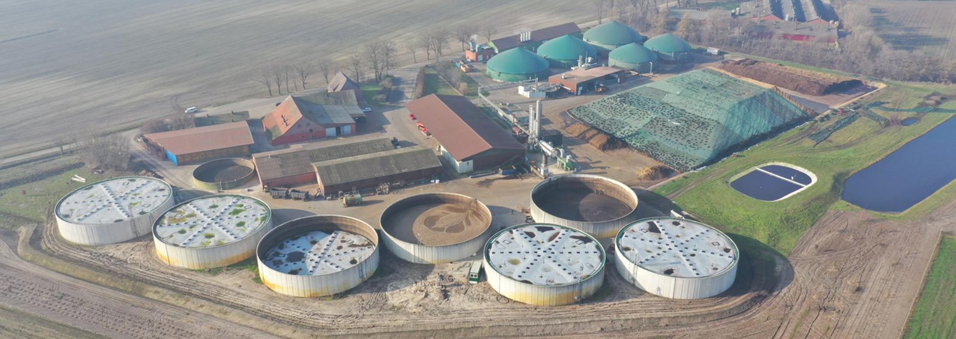 Luchtfoto van vijf biogas drijfkleden