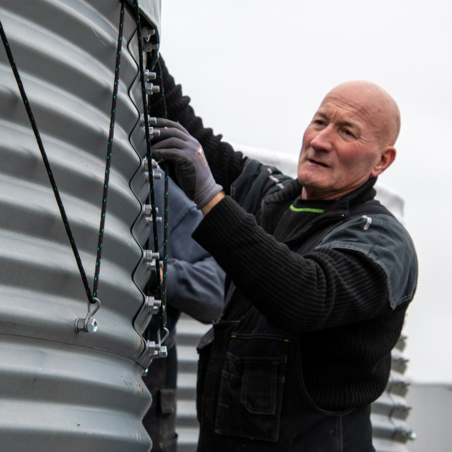 Monteur installeert watersilo