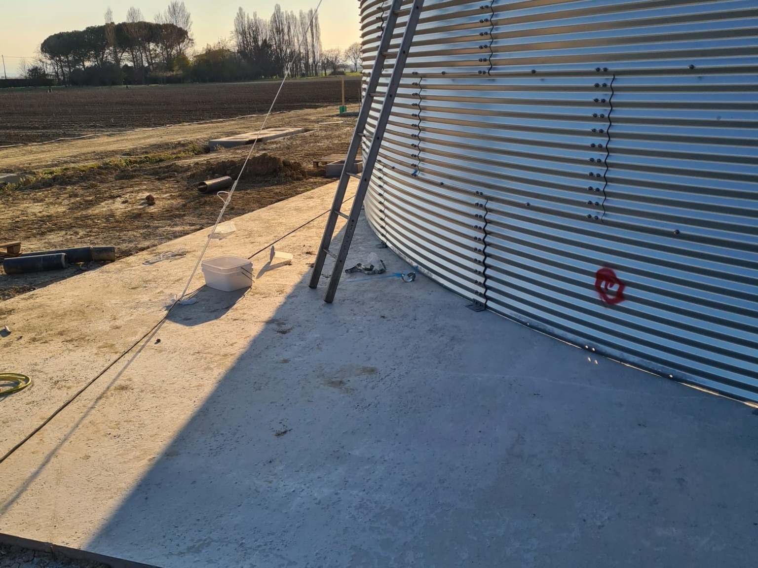 Watersilo op een betonnen plaat