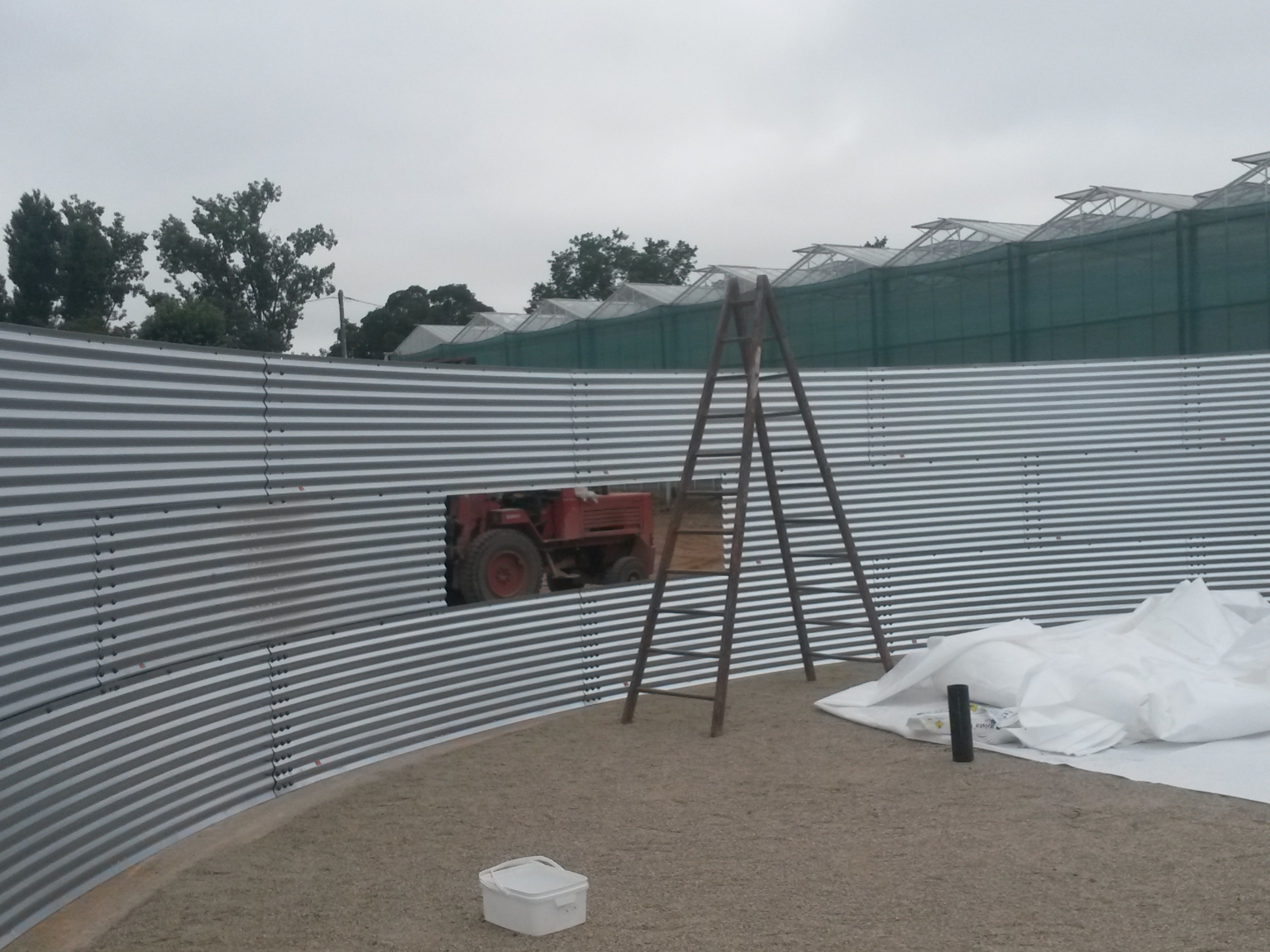 Installatie van een watersilo op een betonnen ring