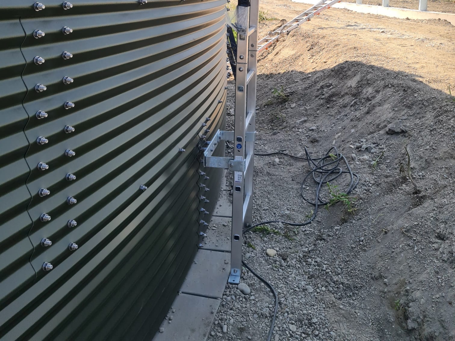 Installatie van een watersilo op betontegels