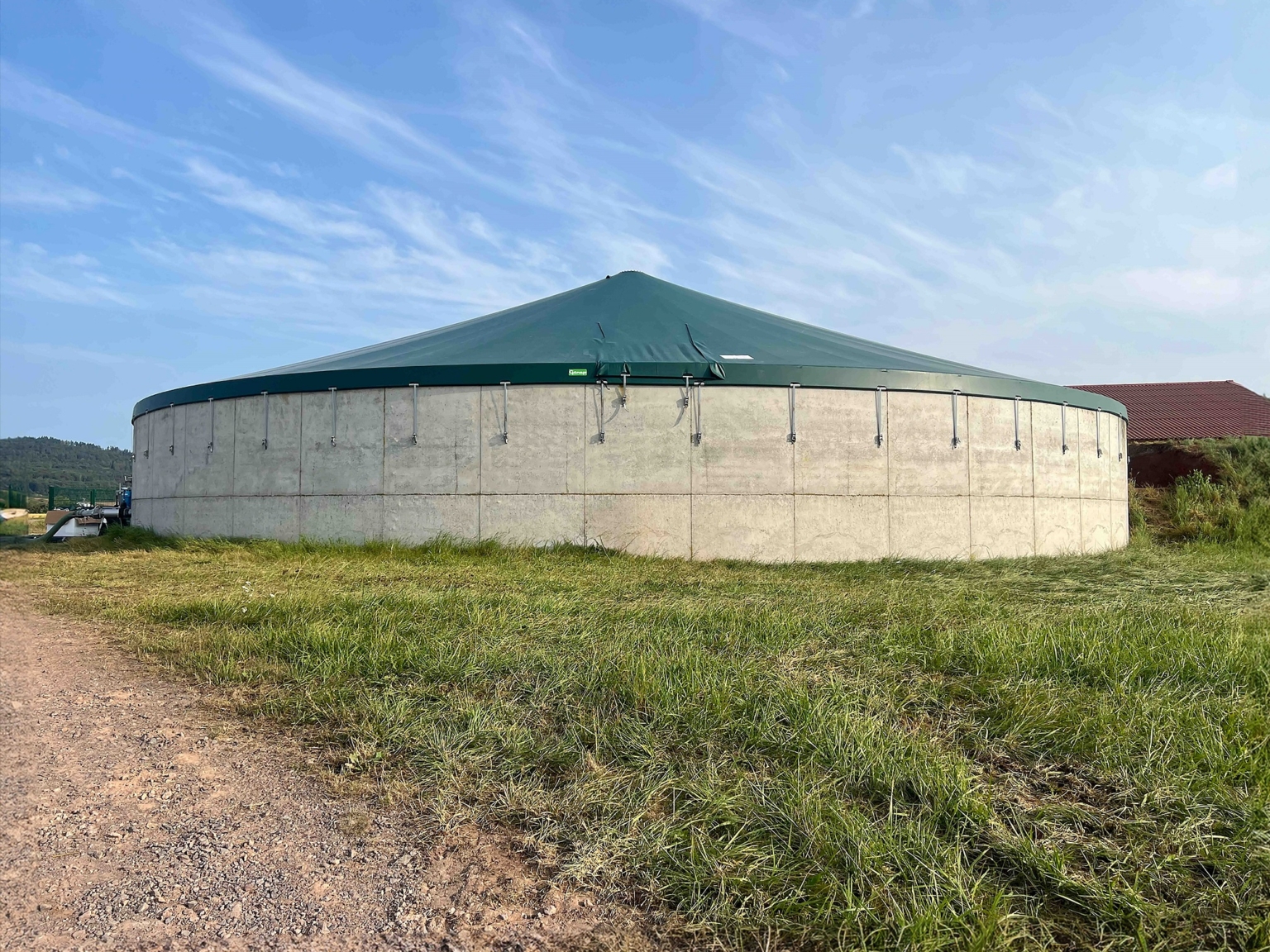 Grünes Spanndach auf Betonsilo