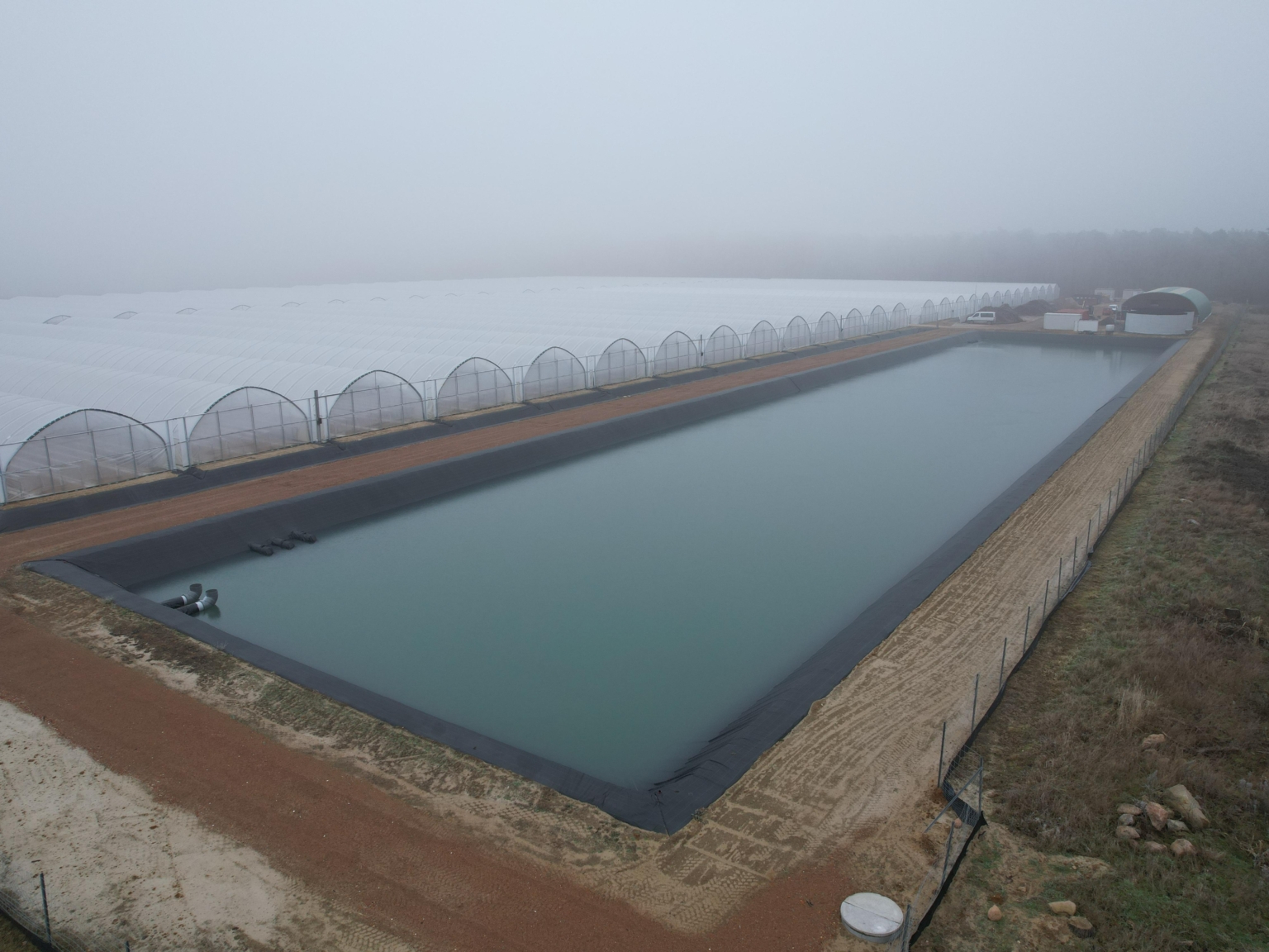 Wasserbecken bei Folientunnelanlage