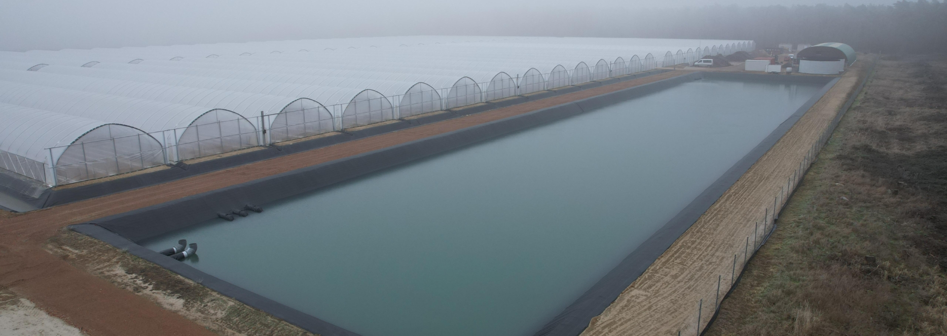 Wasserbecken bei Folientunnelanlage