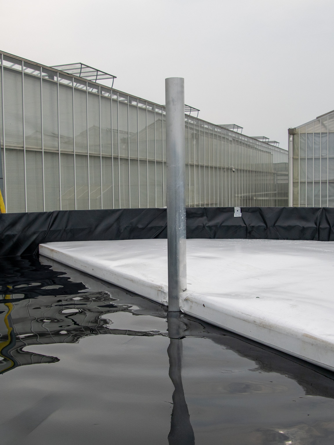 Insulated floating cover in insulated water silo