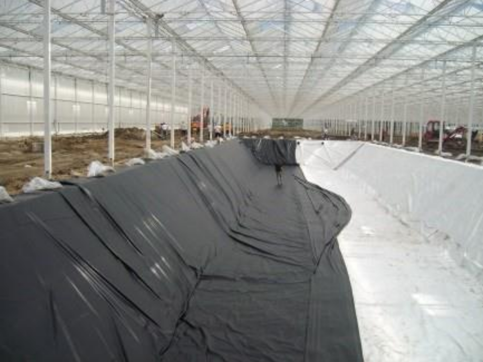 Folie en beschermvlies van een ondergronds bassin