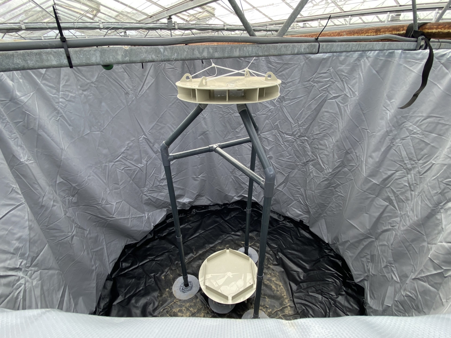 The diffuser inside the insulated silo ensures proper distribution of the water temperature.