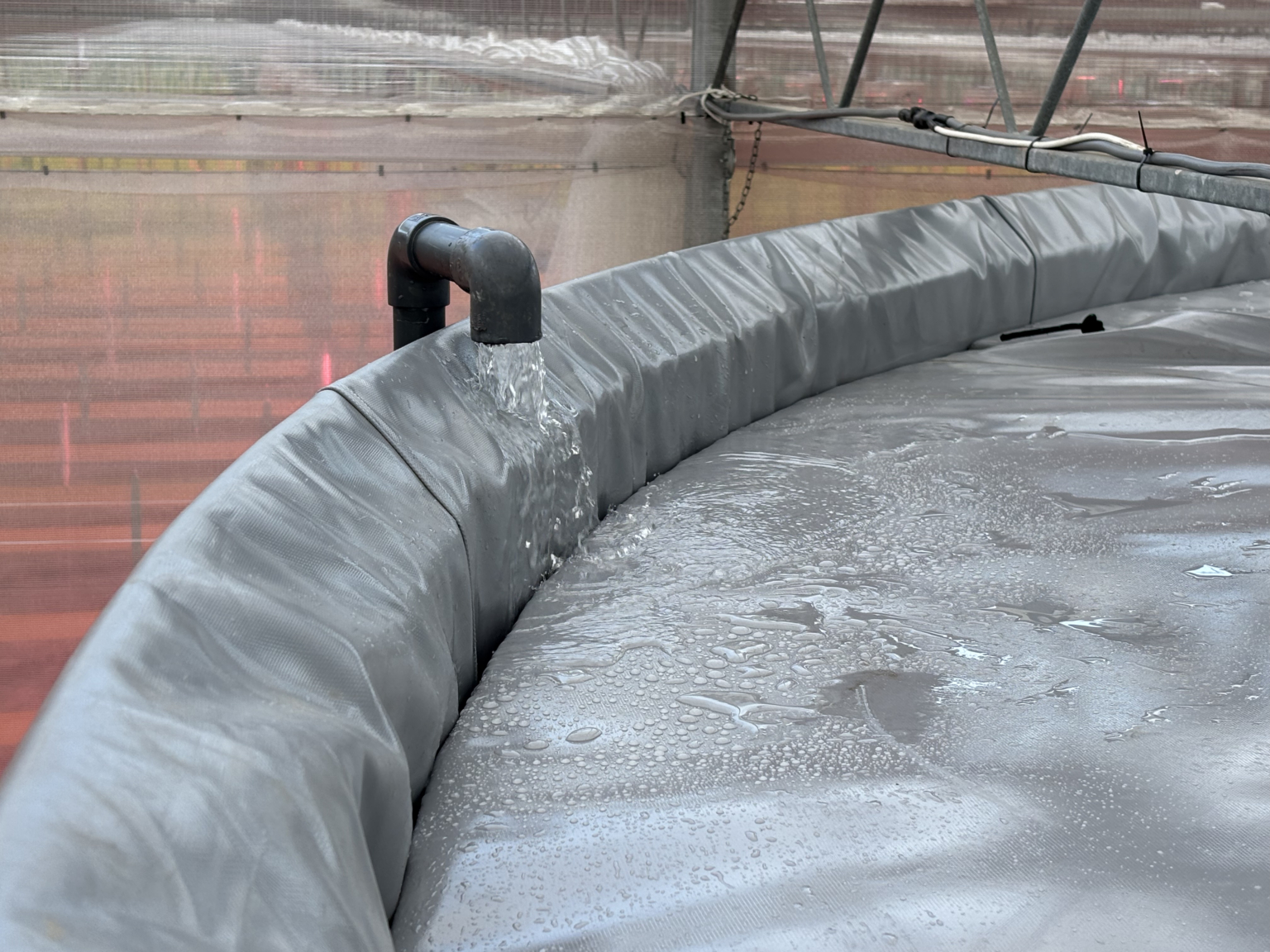 Das Silo wird mit einer speziell entwickelten isolierenden Schwimmabdeckung abgedeckt.