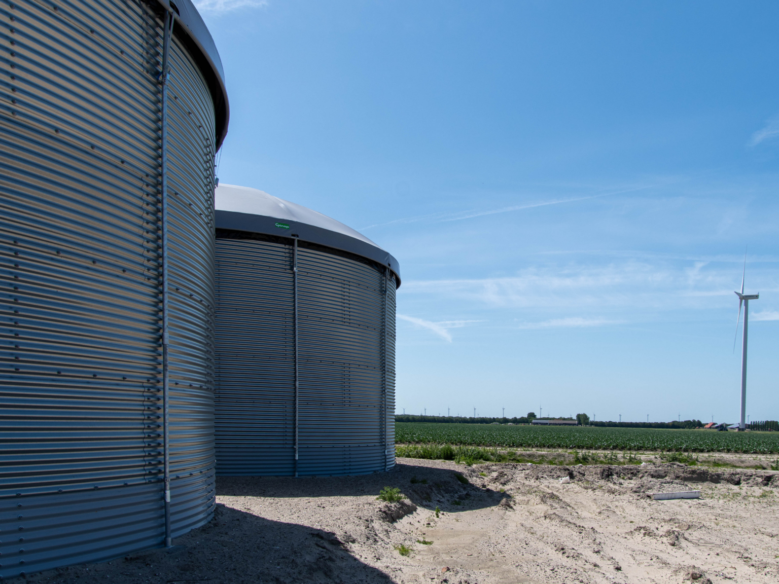 Die Abdeckung des selbsttragenden GenaDome PRO ruht auf Stützpfosten rund um das Silo