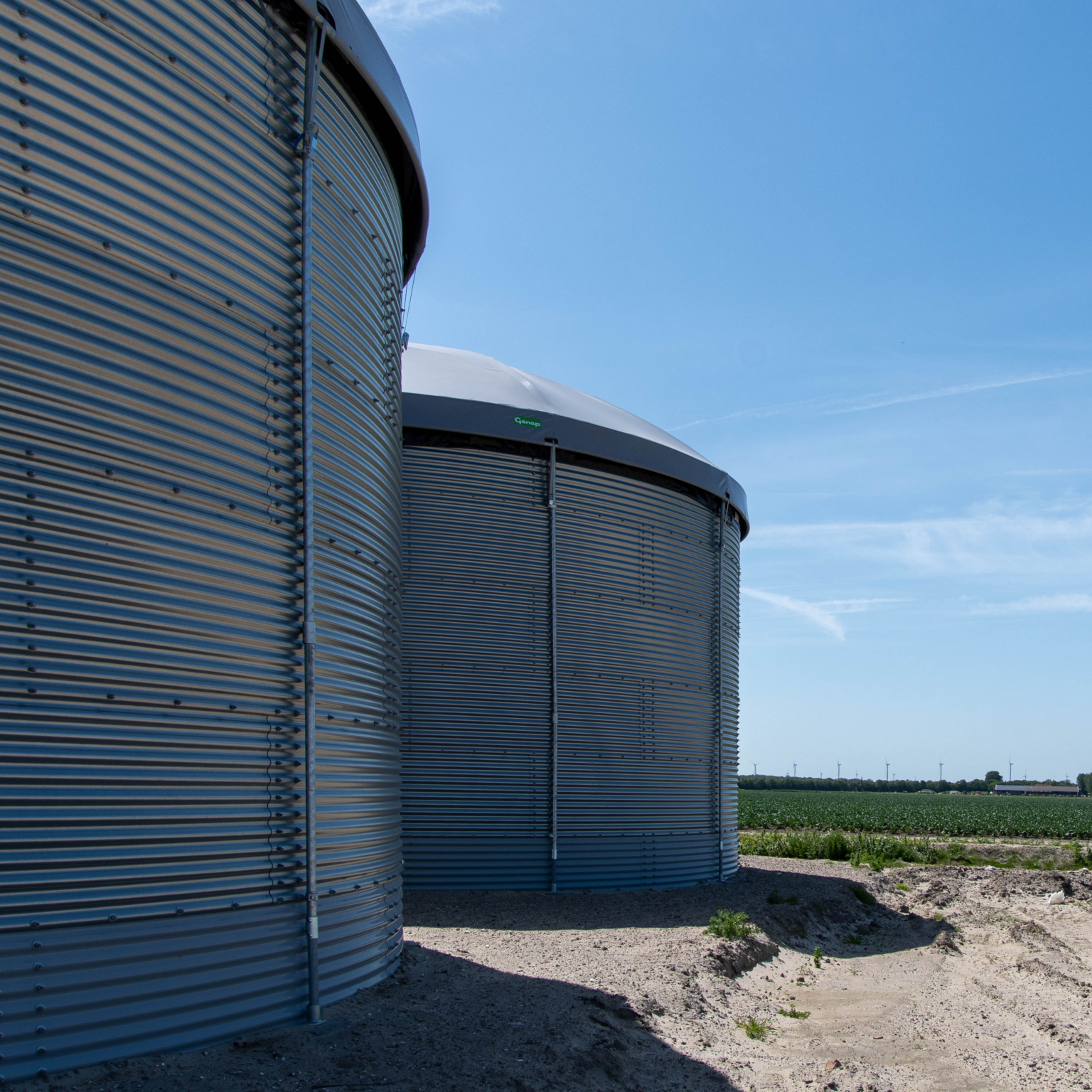 Die Abdeckung des selbsttragenden GenaDome PRO ruht auf Stützpfosten rund um das Silo