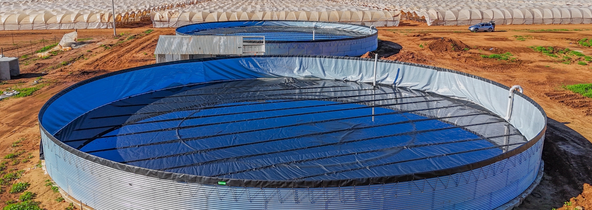 Schwimmabdeckung auf einem Wassersilo in Mexiko